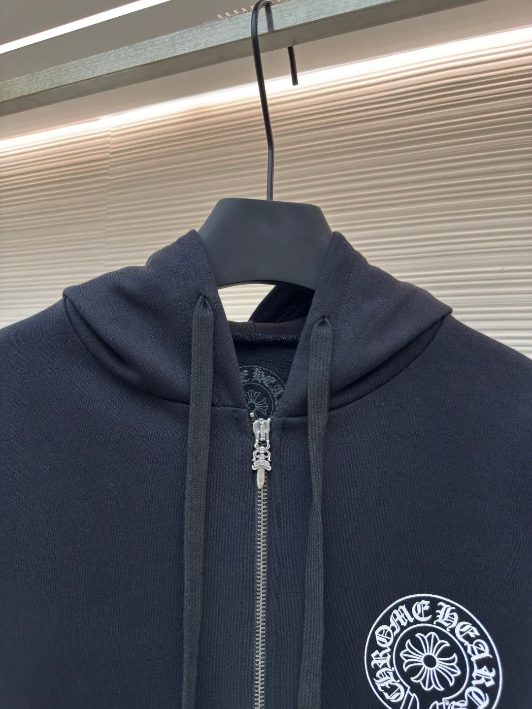 Chrome Hearts New York City limited zipper jacket ●Authentic product: purchased and developed for 7999 ●Item number: 1680452-A95 ●Material: Thin velvet coarse fish scale fabric ●Technology: glue printing ●Version: loose version ●Weight: about 735 grams ●Size: S-M-L-XL ●Description: The fabric is made of 420 grams of thin velvet fish scale fabric, and the printing is printed by hand glue according to the original version. The finished product is sanded and washed to shape. It feels great in the hand. Genuine antique silver distressed chain head. The overall wiring is straight and delicate, the fabric is comfortable and soft, and the color is consistent without color difference. It can be matched with the same style to create a fashionable look and control various occasions. Customized accessories, complete with three standards, same style for men and women!